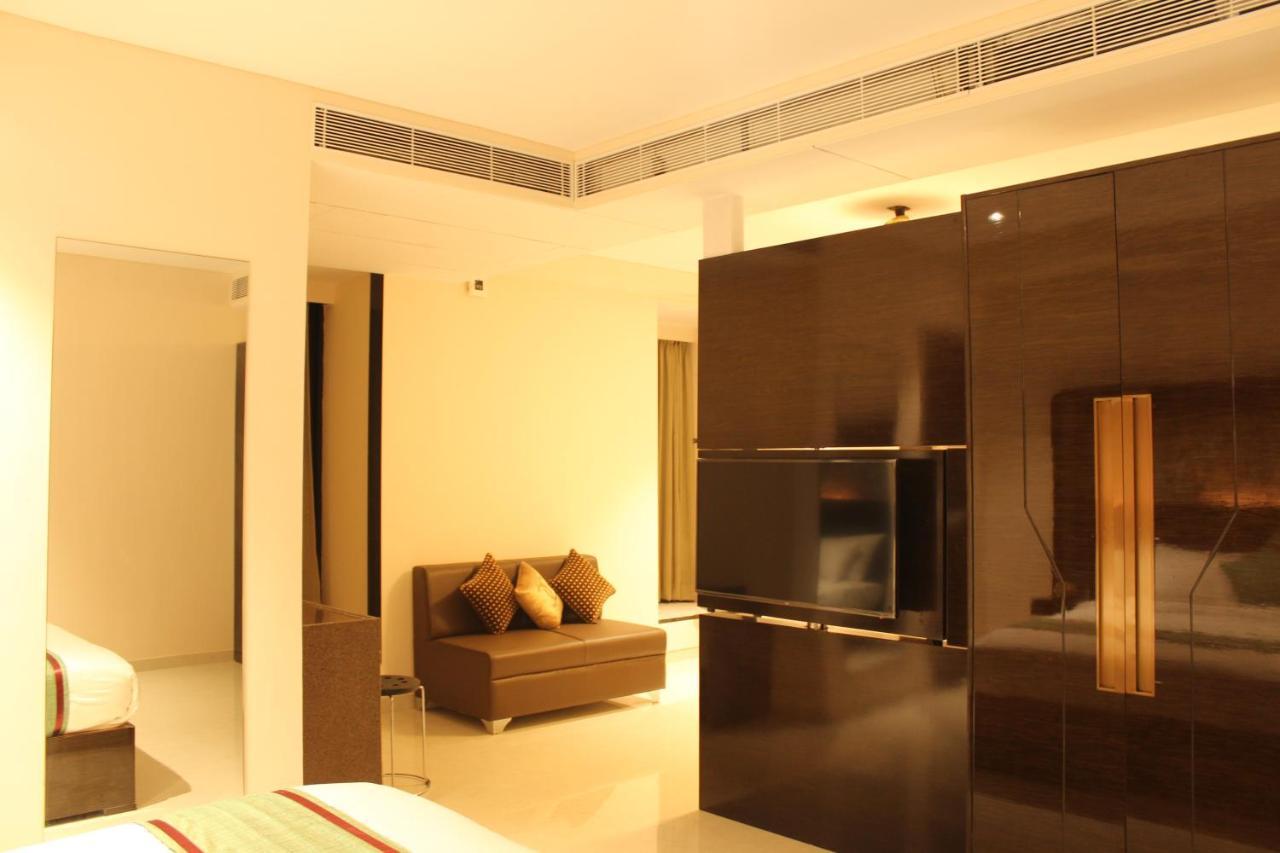 Zip By Spree Hotels סוראט מראה חיצוני תמונה