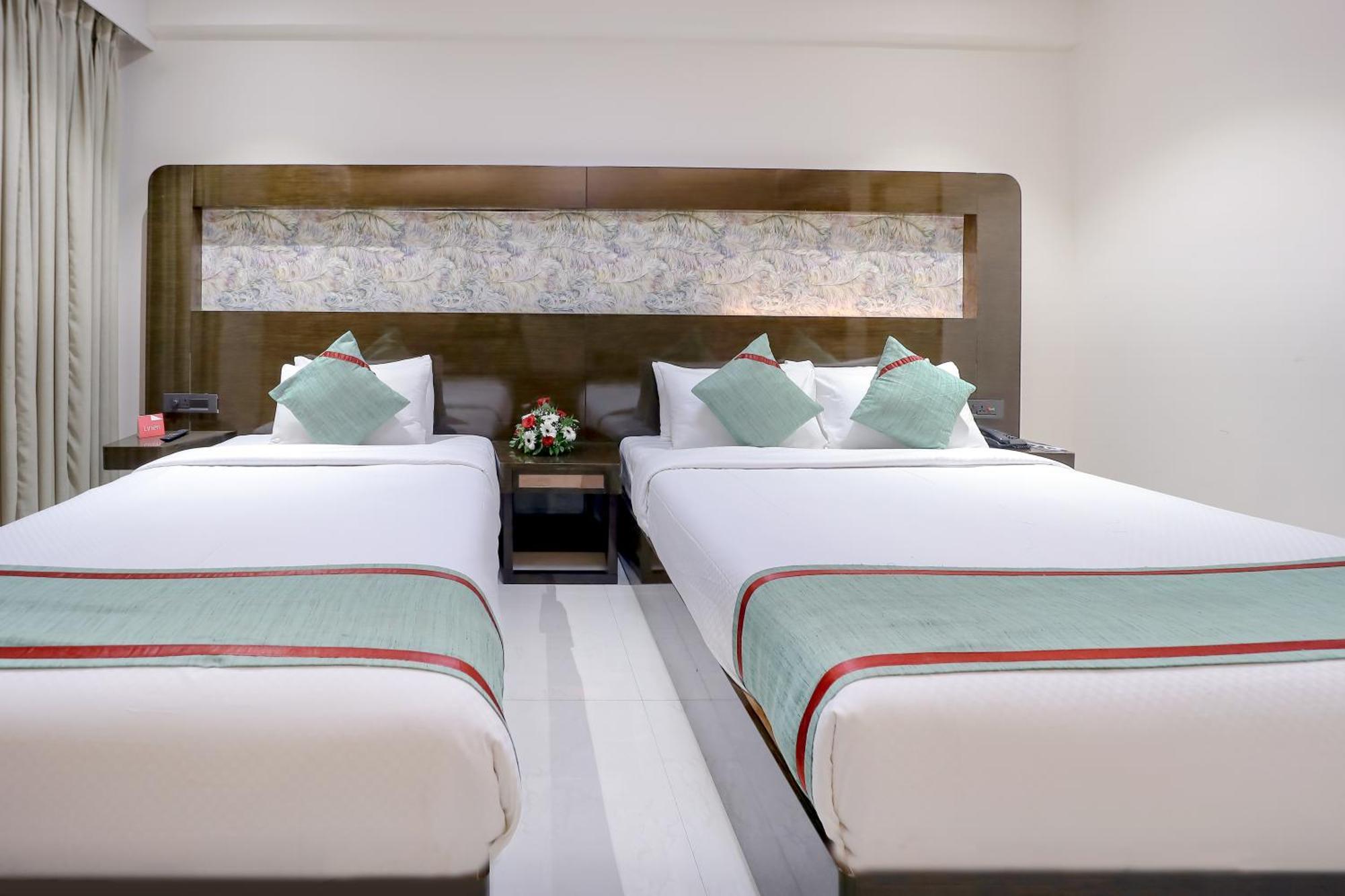 Zip By Spree Hotels סוראט מראה חיצוני תמונה