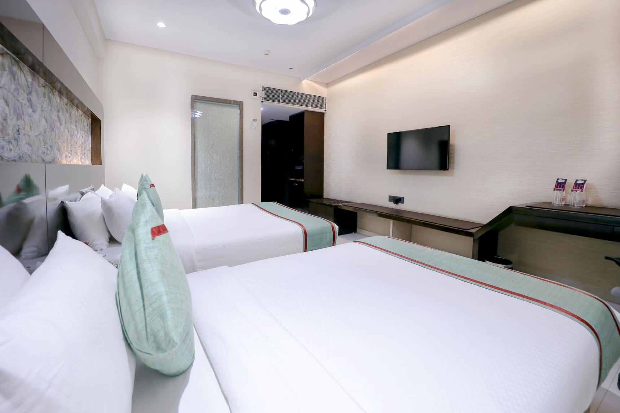 Zip By Spree Hotels סוראט מראה חיצוני תמונה